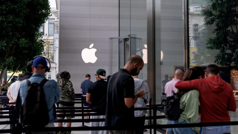 Apple Plans Camera AirPods and Foldable iPhone for 2027 in Major Hardware Push