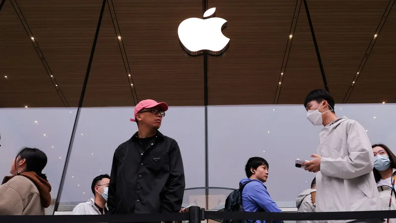 Jefferies Downgrades Apple as iPhone Expectations, AI Timing and Glass Model Plans Face Pressure