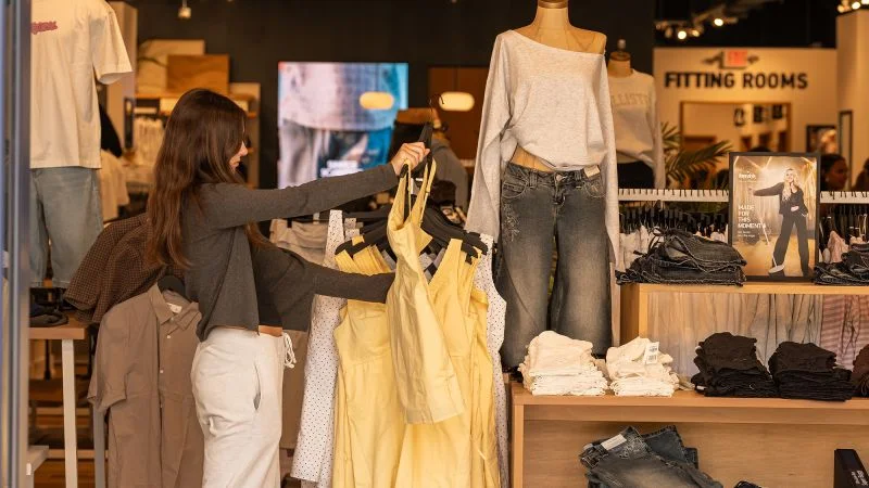 US Retail Sales Fell 0.6% in July as Online, Auto and Gasoline Purchases Weakened